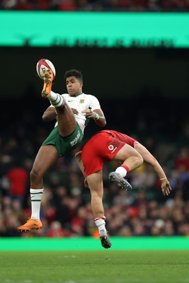291125 - Wales v South Africa Springboks - Quilter Nations Series - Canan Moodie of South Africa collides with Callum Sheedy of Wales 