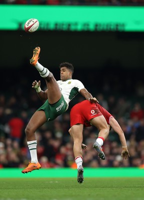 291125 - Wales v South Africa Springboks - Quilter Nations Series - Canan Moodie of South Africa collides with Callum Sheedy of Wales 