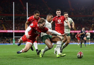 291125 - Wales v South Africa Springboks - Quilter Nations Series - Ellis Mee of Wales can�t get a hand to the ball