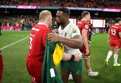 291125 - Wales v South Africa Springboks - Quilter Nations Series - Keiron Assiratti of Wales and Siya Kolisi of South Africa at full time