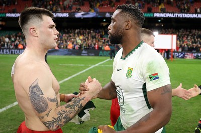 291125 - Wales v South Africa Springboks - Quilter Nations Series - Joe Roberts of Wales and Siya Kolisi of South Africa at full time