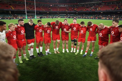 291125 - Wales v South Africa Springboks - Quilter Nations Series - Dewi Lake of Wales speaks in the team huddle