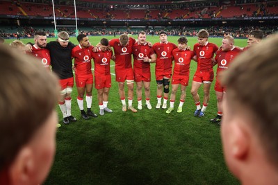291125 - Wales v South Africa Springboks - Quilter Nations Series - Dewi Lake of Wales speaks in the team huddle