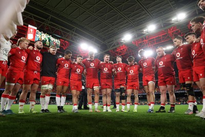 291125 - Wales v South Africa Springboks - Quilter Nations Series - Dewi Lake of Wales speaks in the team huddle