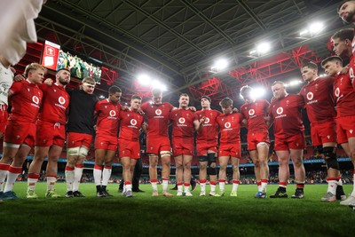291125 - Wales v South Africa Springboks - Quilter Nations Series - Dewi Lake of Wales speaks in the team huddle