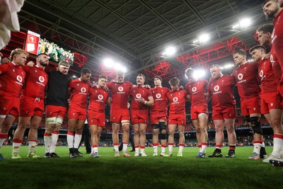 291125 - Wales v South Africa Springboks - Quilter Nations Series - Dewi Lake of Wales speaks in the team huddle