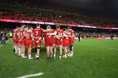 291125 - Wales v South Africa Springboks - Quilter Nations Series - Wales team huddle