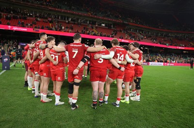 291125 - Wales v South Africa Springboks - Quilter Nations Series - Wales team huddle