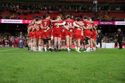 291125 - Wales v South Africa Springboks - Quilter Nations Series - Wales team huddle