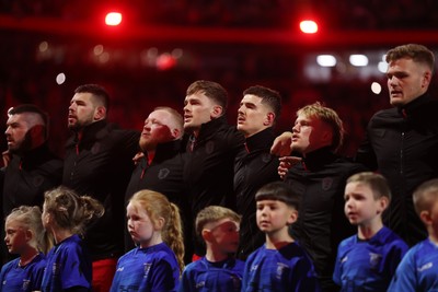 291125 - Wales v South Africa Springboks - Quilter Nations Series - Gareth Thomas, Rhys Davies, Keiron Assiratti, Alex Mann, Joe Hawkins, Blair Murray and Taine Plumtree of Wales sing the anthem