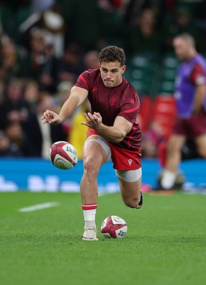 291125 - Wales v South Africa Springboks, Quilter Nations Series - Kieran Hardy of Wales during warm up