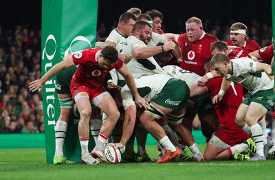 291125 - Wales v South Africa Springboks, Quilter Nations Series - Jasper Wiese of South Africa scores try