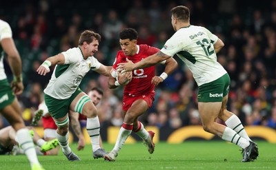 291125 - Wales v South Africa Springboks, Quilter Nations Series - Rio Dyer of Wales looks to attack