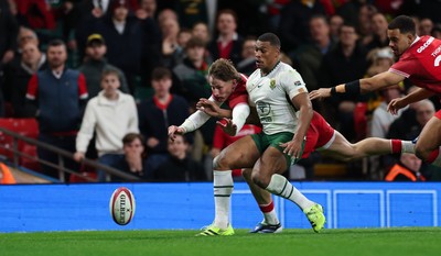 291125 - Wales v South Africa Springboks, Quilter Nations Series - Ellis Mee of Wales looks to score as he battles with Damian Willemse of South Africa