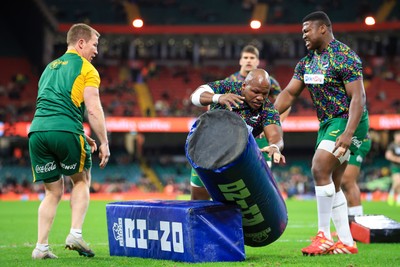 291125 - Wales v South Africa - Quilter Nations Series - South Africa players warming up before game 