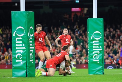 291125 - Wales v South Africa - Quilter Nations Series - Sacha Feinberg-Mngomezulu of South Africa Scores a try