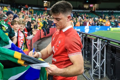 291125 - Wales v South Africa - Quilter Nations Series - Reuben Morgan-Williams of Wales signs an autograph for a fan after the match 