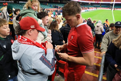 291125 - Wales v South Africa - Quilter Nations Series - Alex Mann of Wales signs an autograph for a fan after the match