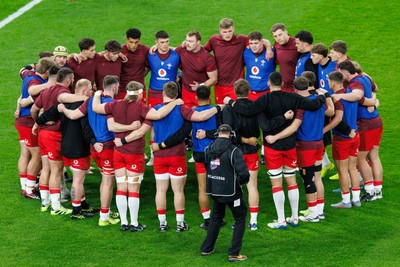 291125 - Wales v South Africa - Quilter Nations Series - Wales huddle before the match