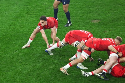 291125 - Wales v South Africa - Quilter Nations Series - Kieran Hardy of Wales prepares to kick