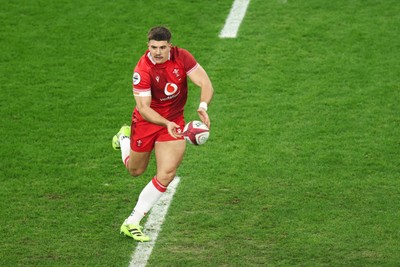 291125 - Wales v South Africa - Quilter Nations Series - Joe Hawkins of Wales passes the ball