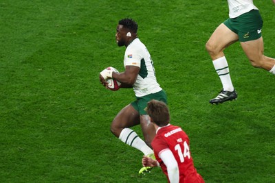 291125 - Wales v South Africa - Quilter Nations Series - Siya Kolisi of South Africa makes a break