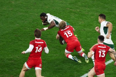 291125 - Wales v South Africa - Quilter Nations Series - Siya Kolisi of South Africa is tackled by Blair Murray of Wales