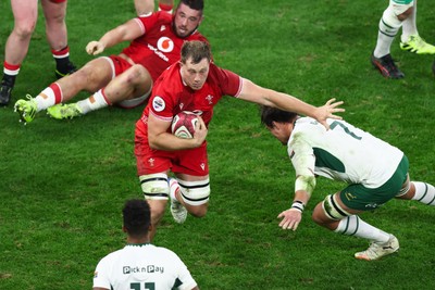 291125 - Wales v South Africa - Quilter Nations Series - Ben Carter of Wales carries the ball