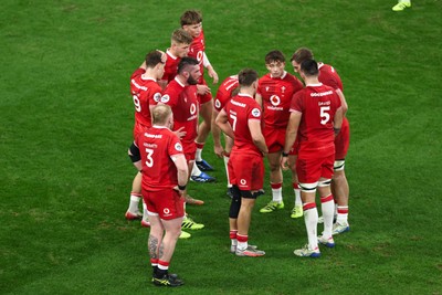 291125 - Wales v South Africa - Quilter Nations Series - Wales team discuss tactics