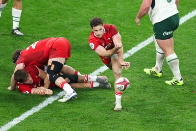 291125 - Wales v South Africa - Quilter Nations Series - Kieran Hardy of Wales passes the ball