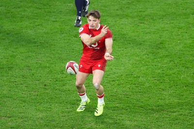 291125 - Wales v South Africa - Quilter Nations Series - Dan Edwards of Wales passes the ball