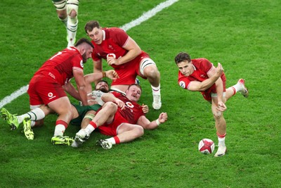 291125 - Wales v South Africa - Quilter Nations Series - Kieran Hardy of Wales passes the ball