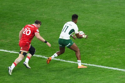 291125 - Wales v South Africa - Quilter Nations Series - Canan Moodie of South Africa goes over for a try
