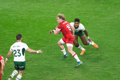 291125 - Wales v South Africa - Quilter Nations Series - Blair Murray of Wales makes a break
