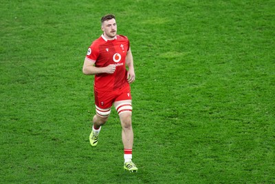 291125 - Wales v South Africa - Quilter Nations Series - James Ratti of Wales comes on to the pitch