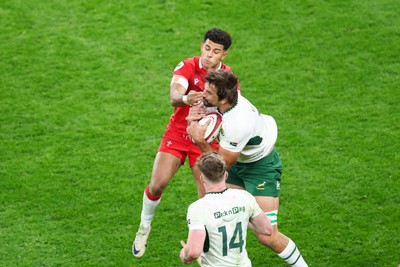 291125 - Wales v South Africa - Quilter Nations Series - Eben Etzebeth of South Africa wins the ball under pressure from Rio Dyer of Wales