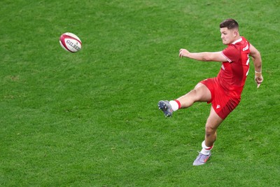 291125 - Wales v South Africa - Quilter Nations Series - Callum Sheedy of Wales kicks for touch