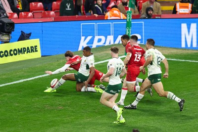 291125 - Wales v South Africa - Quilter Nations Series - Ellis Mee of Wales goes close to scoring a try