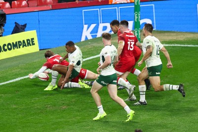 291125 - Wales v South Africa - Quilter Nations Series - Ellis Mee of Wales goes close to scoring a try