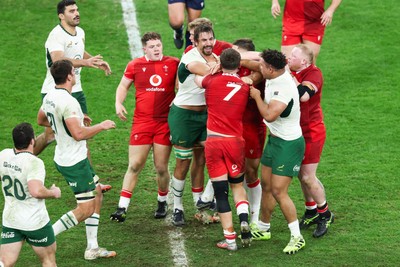 291125 - Wales v South Africa - Quilter Nations Series - Eben Etzebeth of South Africa and Alex Mann of Wales tussle before Eben Etzebeth is shown a red card for making contact with his eye