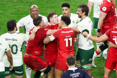 291125 - Wales v South Africa - Quilter Nations Series - Eben Etzebeth of South Africa and Alex Mann of Wales tussle before Eben Etzebeth is shown a red card for making contact with his eye