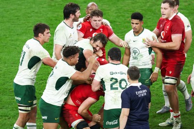 291125 - Wales v South Africa - Quilter Nations Series - Eben Etzebeth of South Africa and Alex Mann of Wales tussle before Eben Etzebeth is shown a red card for making contact with his eye