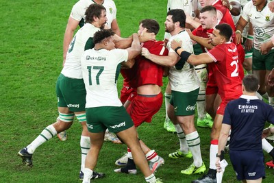 291125 - Wales v South Africa - Quilter Nations Series - Eben Etzebeth of South Africa and Alex Mann of Wales tussle before Eben Etzebeth is shown a red card for making contact with his eye