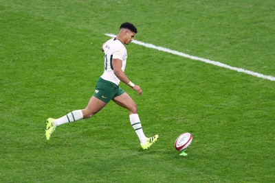 291125 - Wales v South Africa - Quilter Nations Series - Sacha Feinberg-Mngomezulu of South Africa kicks a conversion