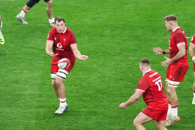 291125 - Wales v South Africa - Quilter Nations Series - Ben Carter of Wales passes the ball