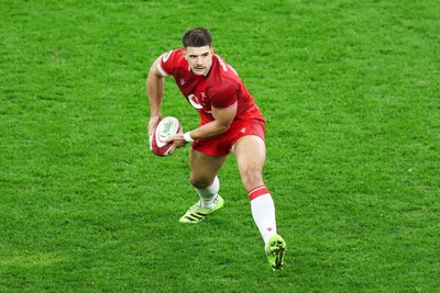 291125 - Wales v South Africa - Quilter Nations Series - Joe Hawkins of Wales passes the ball