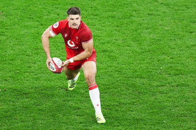 291125 - Wales v South Africa - Quilter Nations Series - Joe Hawkins of Wales passes the ball