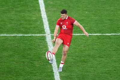 291125 - Wales v South Africa - Quilter Nations Series - Callum Sheedy of Wales kicks the ball