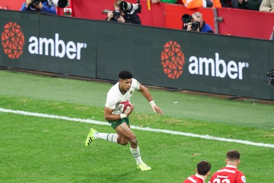 291125 - Wales v South Africa - Quilter Nations Series - Sacha Feinberg-Mngomezulu of South Africa scores a try