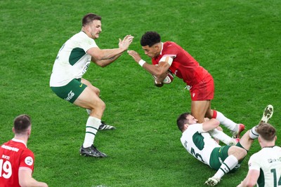 291125 - Wales v South Africa - Quilter Nations Series - Rio Dyer of Wales is tackled by Cobus Reinach of South Africa